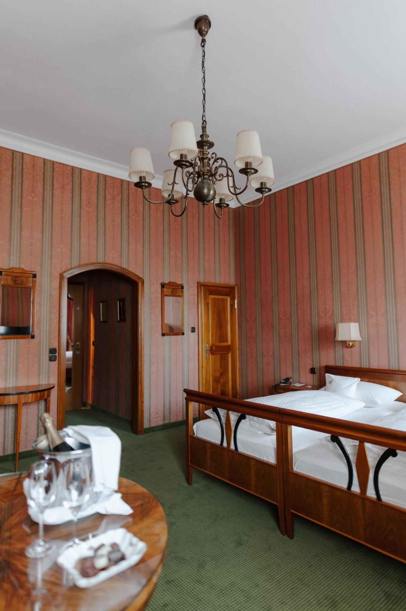 Romantik Hotel Zur Post Fuerstenfeldbruck Exterior foto